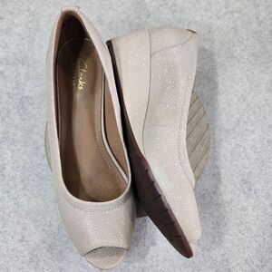 🐢 Clarks Artesian Size 8 2" Wedge Tan